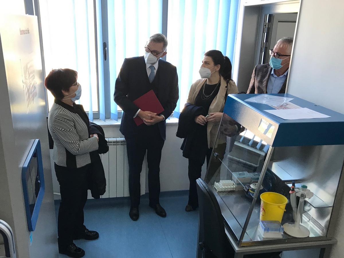 dr Zecevic i dr Weber u Mikrobioloskoj laboratoriji
